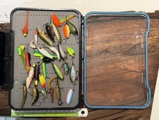 CA 60 FORELLEN KUNSTKÖDER WOBBLER ETC. INKL. FTM BOX -16X23 CM