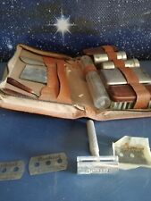 Alter Rotbart Rasierer mit Punktal Rasierklinge und Leder Rasiertasche ca. 50er