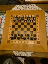 Schachspiel aus Holz, 68 X 68 cm, Figuren massiv Metall ( Zinn ? ), gebraucht