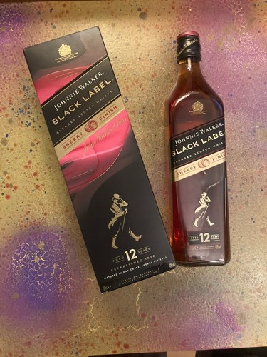 Johnnie walker black - black, label