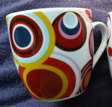 Tasse / Becher, 1, weißes Porzellan mit buntem "Retroaufdruck", "Eurohome"