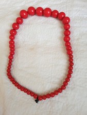 Rote Perlenkette,  vorne dicke Perlen,  hinten kleinere Perlen