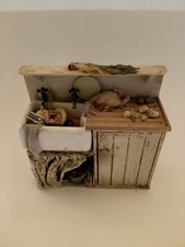 Miniatur-Vintage Küchentisch Bestückt in Jolz und Handarbeit