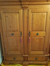 Hochwertiger Bauernschrank, massive Ausführung, wunderschönes Holz