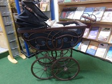 Puppenwagen vintage 75 x 85 cm, Metall/Holz, Farbe : braun mit Sammler-Puppe