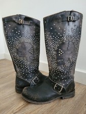 Frye High Biker Boots Jenna Skull Stud Distressed Size 8 mit Nieten Gr. 39