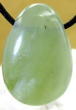 CHINA   JADE    Edelstein   Anhänger TROMMELSTEIN   gebohrt    Nr.20