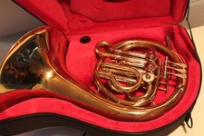 Waldhorn mit Koffer und