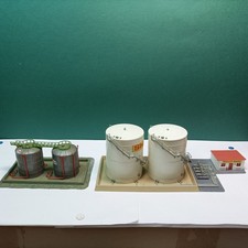 Kibri N 7464 Shell-Tanklager, Faller N 2131 Esso-Tanklager , fertig gebaut