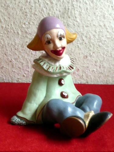 Sitzender clown pierrot - sitzender,