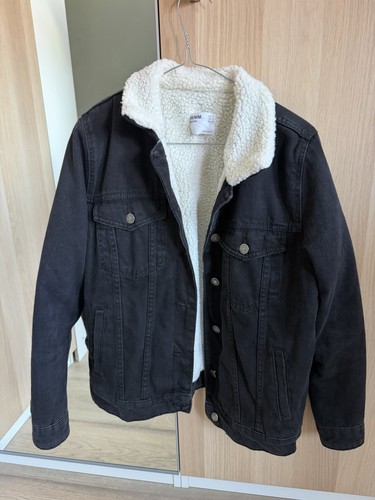 Schwarze jeansjacke mit fell - schwarze,