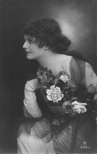  Schöne Frau hält Blumen