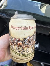 Keramik-Bierkrug mit Zinndeckel mit Darstellung von Zugpferden