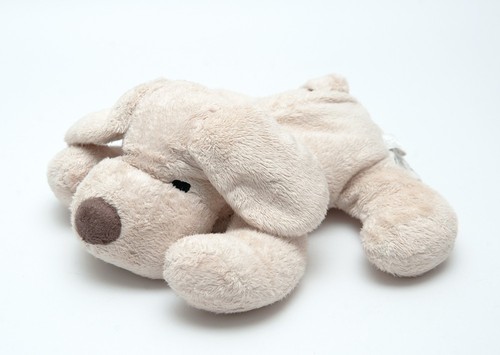 Hund liegend stofftier - liegend,