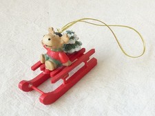 Schlitten mit Rentier aus Holz