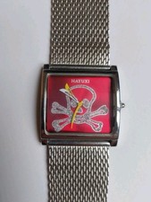 Ausgefallene große Armbanduhr mit Totenkopf und Metallarmband - Zifferblatt rot