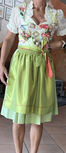 Handgearbeitetes dirndl - handgearbeitetes, m