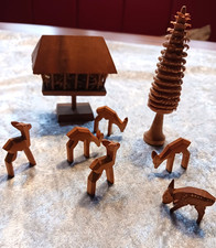 6 Rehe Holzschnitzerei , eine Futterkrippe, ein Baum