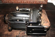 Overlock Singer 246K3 mit Zubehör und Spulenständer