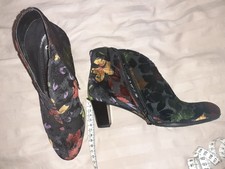 Ausgefallene Damenstiefeletten 38  Schwarz mit floralem Design