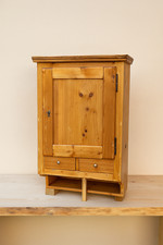 Kleiner Hängeschrank um 1872