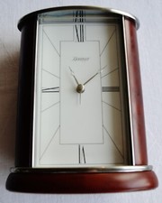 Tischuhr von Kieninger mit Alarmfunktion, lackiertes Kirschholz.