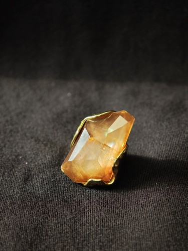 Auffallender ring mit großem - mit,