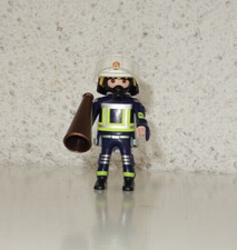 Feuerwehrmann mit Zubehör und