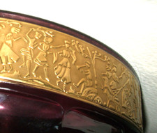 Violette Schale mit goldenem