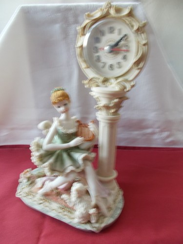 Frauenfigur mit uhr - frauenfigur, uhr,