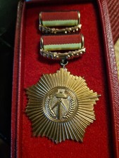 DDR Vaterländischer Verdienstorden Bronze mit Spange in Schatulle