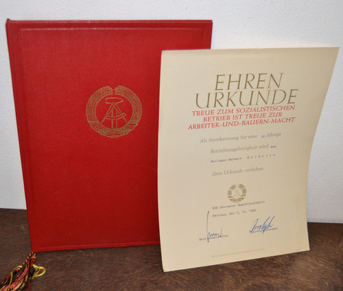 Urkundenmappe mit ehrenurkunde - urkundenmappe,
