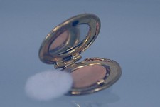 Puderdose mit Quaste