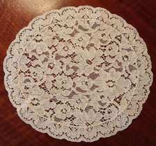 Zierdeckchen Handarbeit  17 x 19 cm  geklöppelt ?