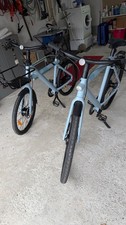 Zwei E-Bikes Van Moof S3 und X3 hellblau