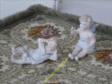 2 alte Porzellanpüppchen für die Puppenstube, Junge liegend und Engel, 4D253-4