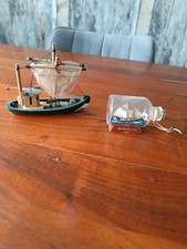 kleine alte Modellschiffe Fischerboot und Flaschenschiff