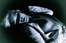 Aktfoto vor Schwarz,  Nude