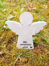 Engel aus Beton mit Schriftzug