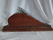 Orginal antike Kühlerfigur Peugot auf Eichensockel