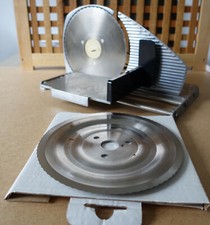 alte DDR Brotschneidemaschine