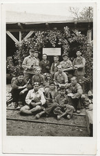 57/782 FOTO - ARBEITER BIERPAUSE GEBURTSTAG HOLZLATSCHEN SCHWEIßERBRILLEN ???