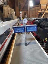 Zugzielanzeiger am Doppelausleger mit Bahnhofsuhr, passend zu Spur G, LGB 
