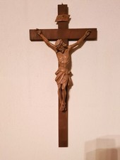 großes altes Holzkreuz