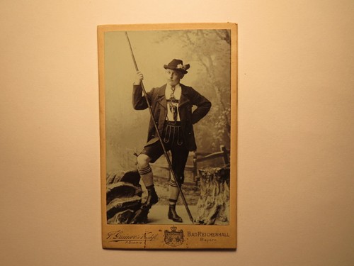 Junger mann tracht - in,