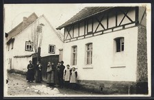 Foto-AK Vieselbach, Gruppenbild vor einem Haus 1912 1912 