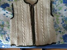 An alle Trachtenfreunde hier Klasse handgestrickte Weste in Beige/Eierschalenfb