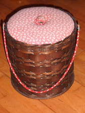  Nähkorb, Korbgeflecht mit stoffbezogenem Deckel, Vintage, vermutlich 60er Jahre