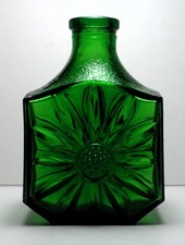 grüne Vase  Pressglas eckige