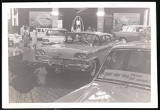Fotografie Auto Ford Fairlane 500 V8, US-Car am Messestand einer Auto-Ausstellu 